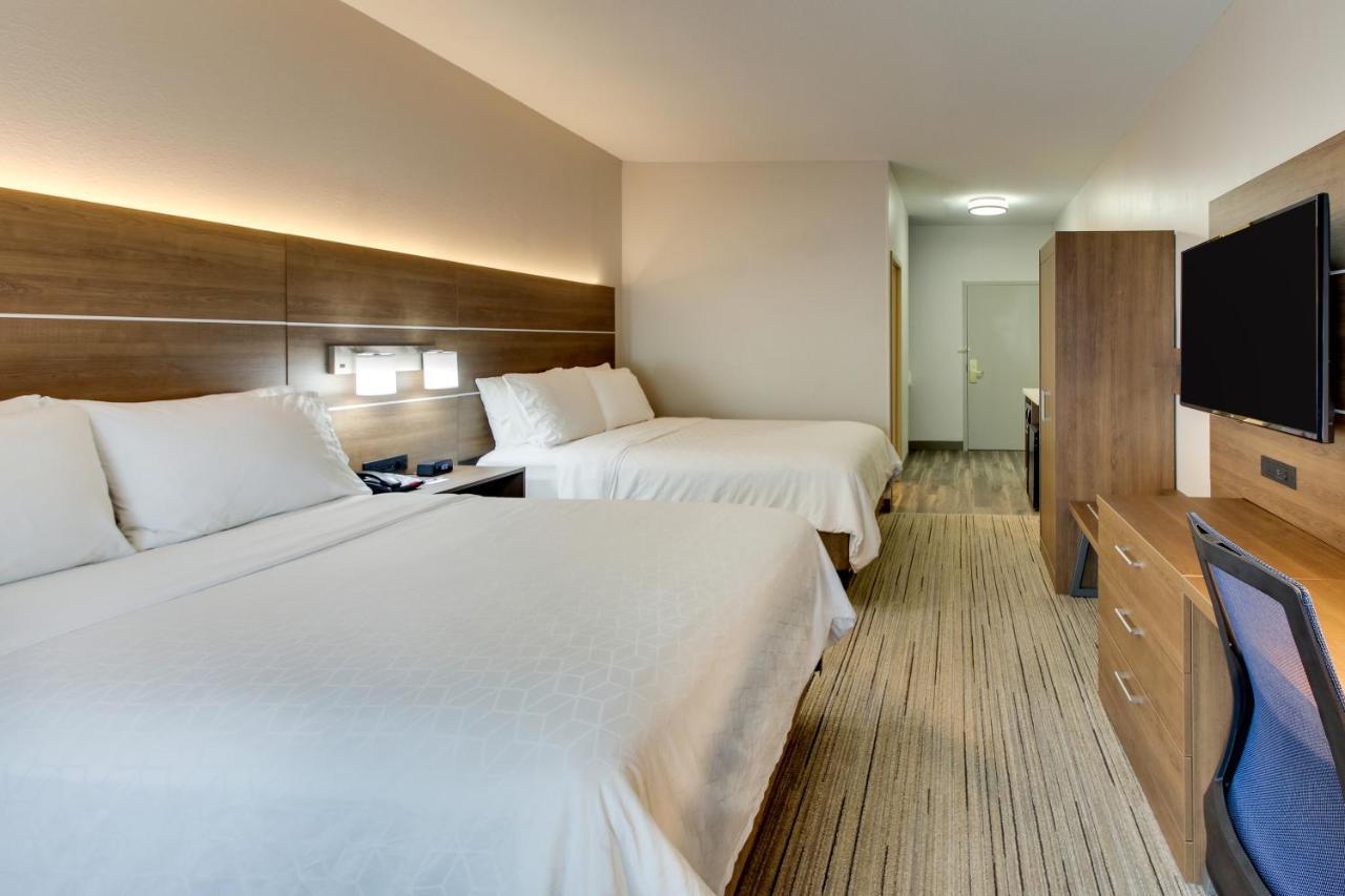 Standard Room with Two Queen Beds