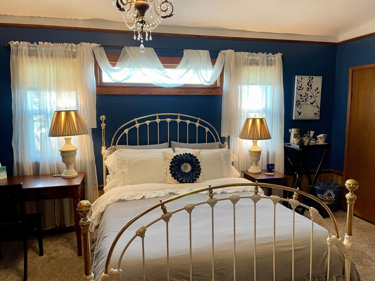 Queen Room with Fireplace