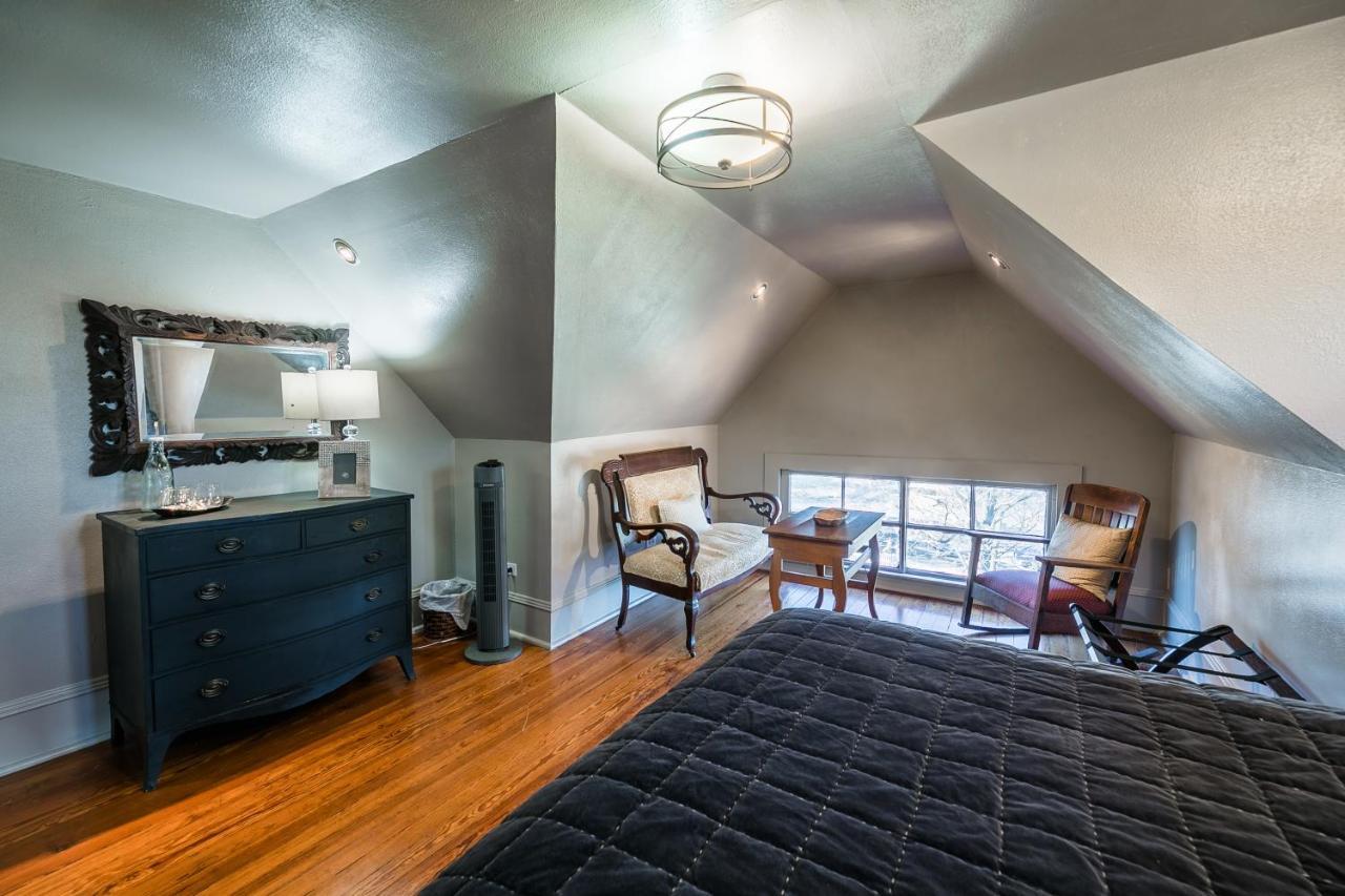 Standard Queen Room