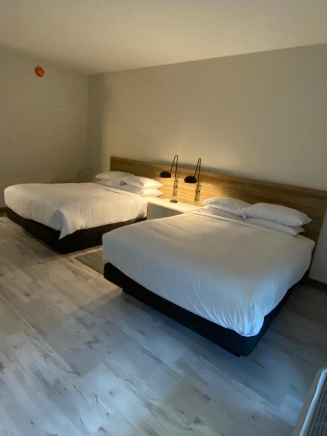 Queen Room With Two Queen Beds and Walk In Shower w/ Grab Bars - Mobility Accessible/Non-Smoking