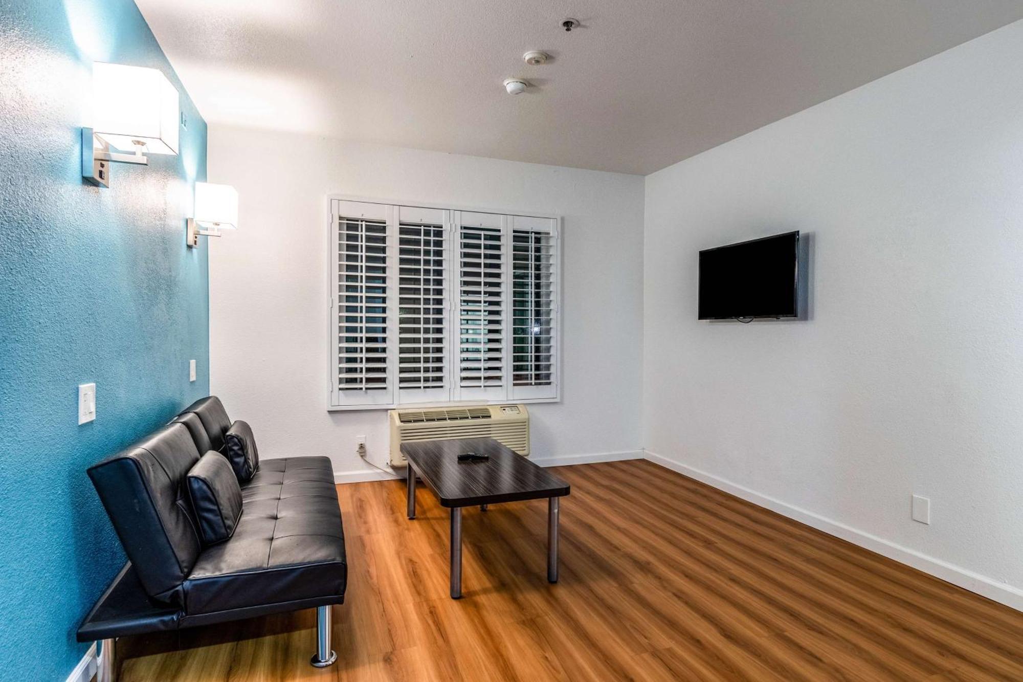 Deluxe Queen Suite