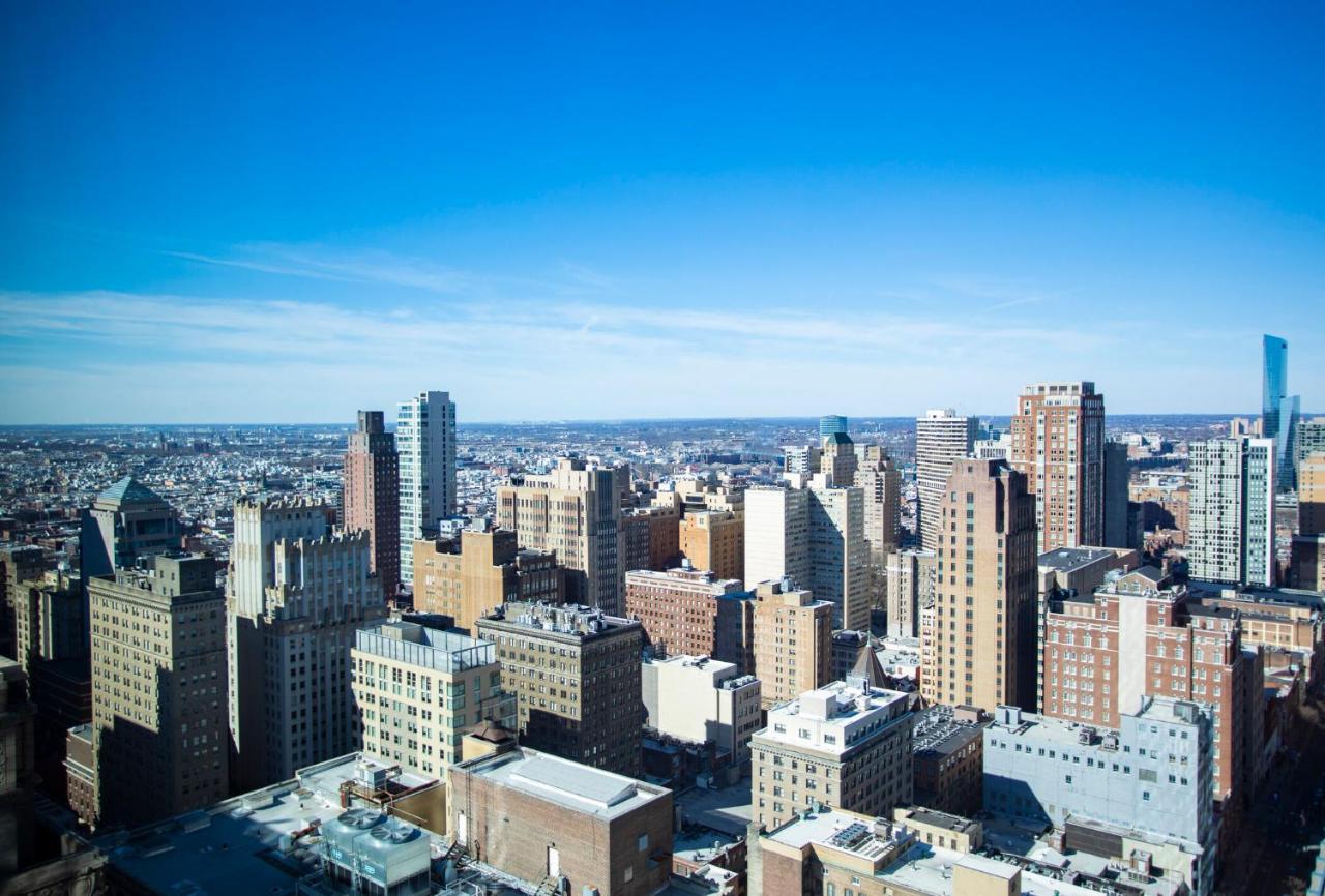 Executive, Larger Guest room, 1 King,  City view (Mobility Accessible w/ Roll-in Shower)