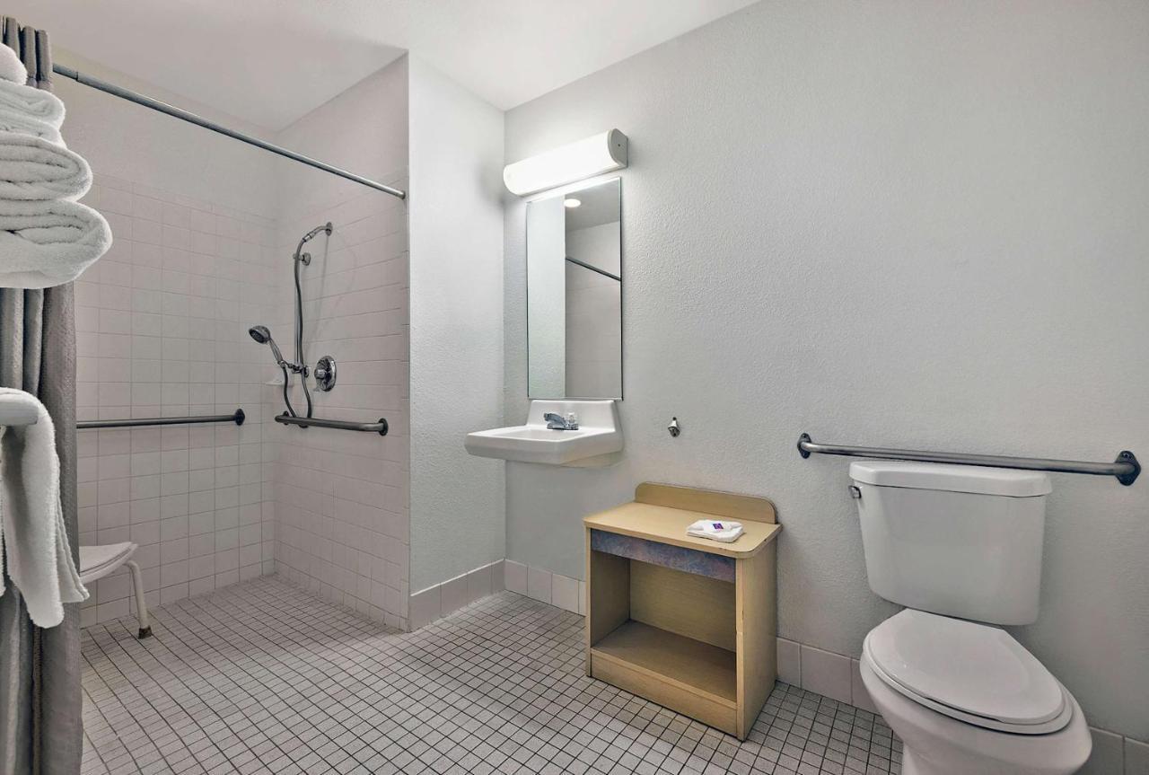 Queen Room - Disability Access - Roll in Shower