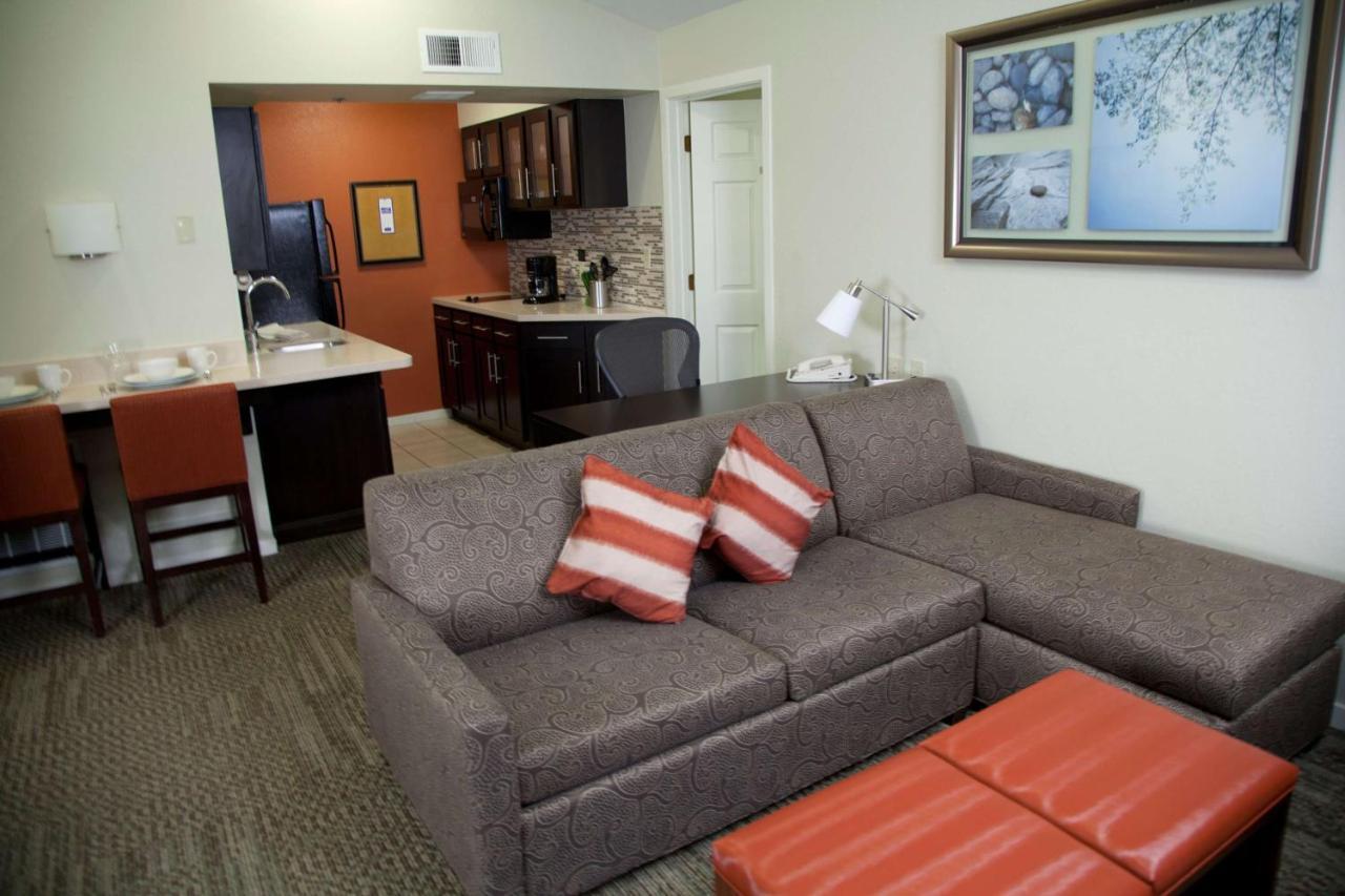One-Bedroom Queen Suite with Bathtub - Mobility Accessible