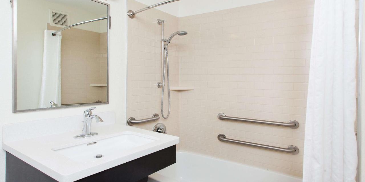 One-Bedroom Queen Suite Bathtub Mobility Accessible,1325504443:JPEG