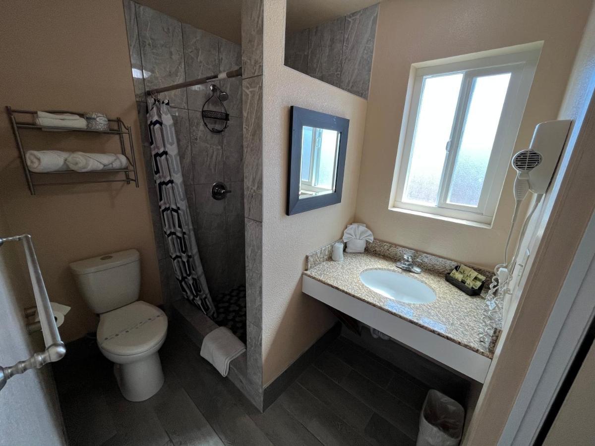 Deluxe Queen Room,1598924330:JPEG