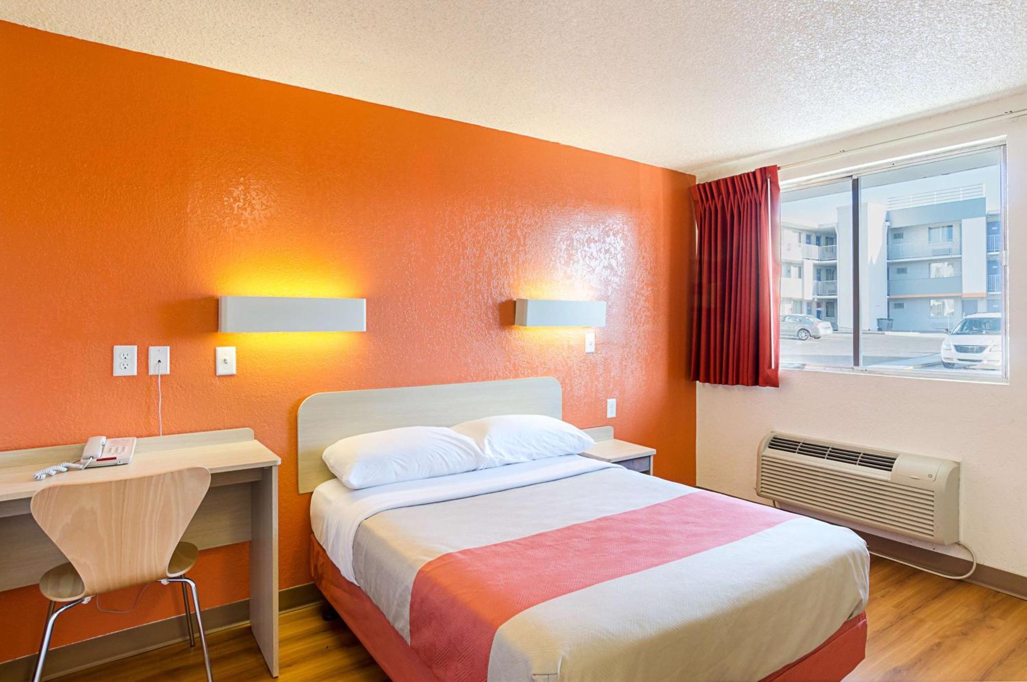 1 Queen Bed 