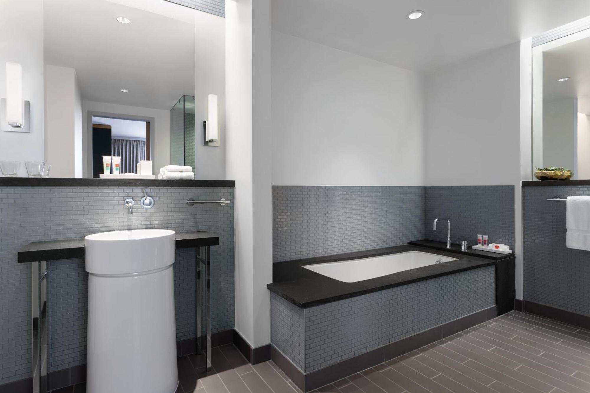 One-Bedroom King Suite