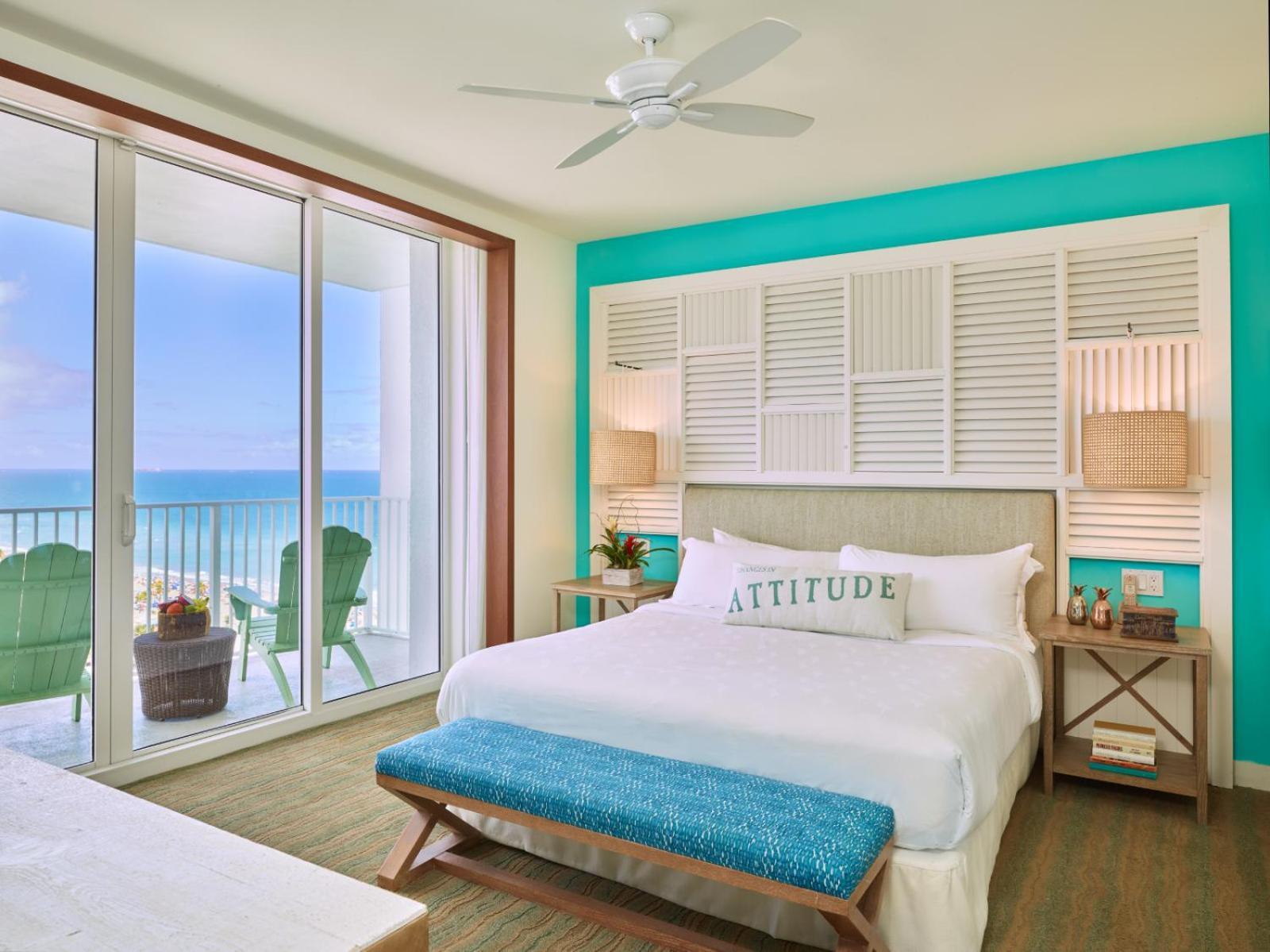 Habitación con cama extragrande frente al mar