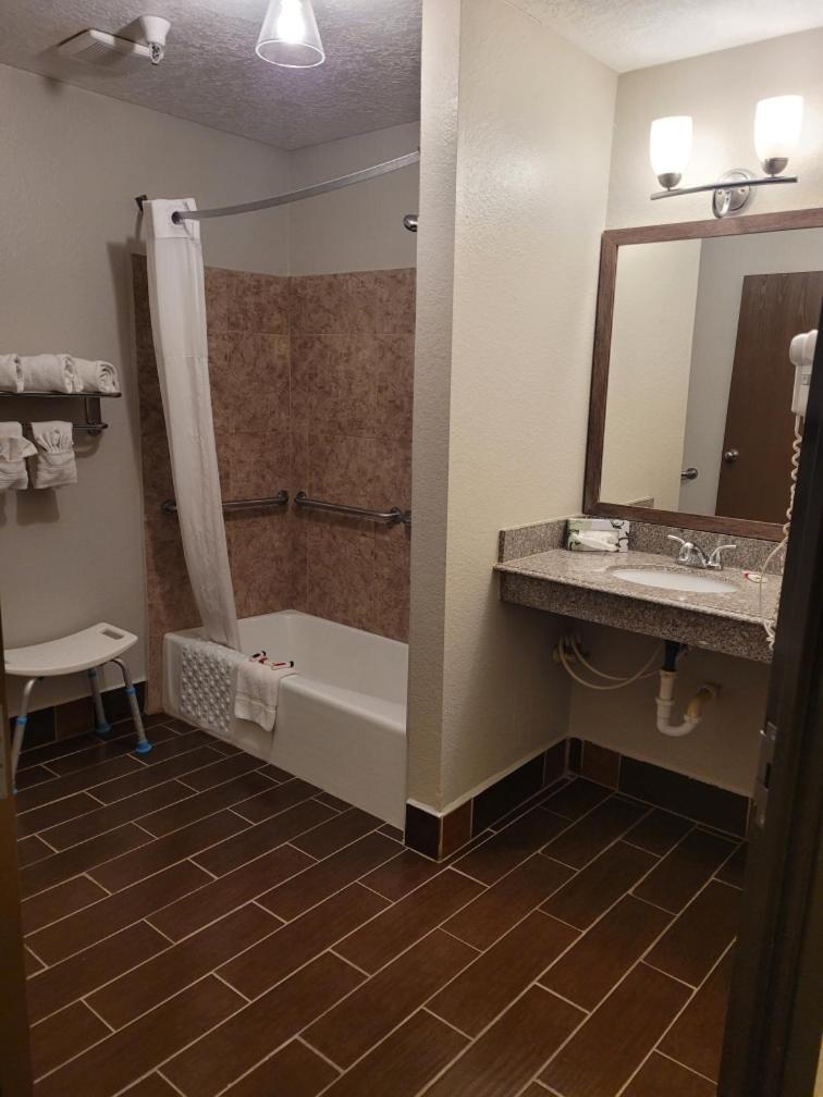 King Room - Disability Access/Non-Smoking