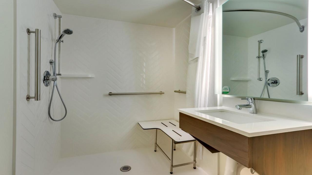 Standard Queen Room Two Queen Beds Tub Communications Accessible,1450518361:JPEG