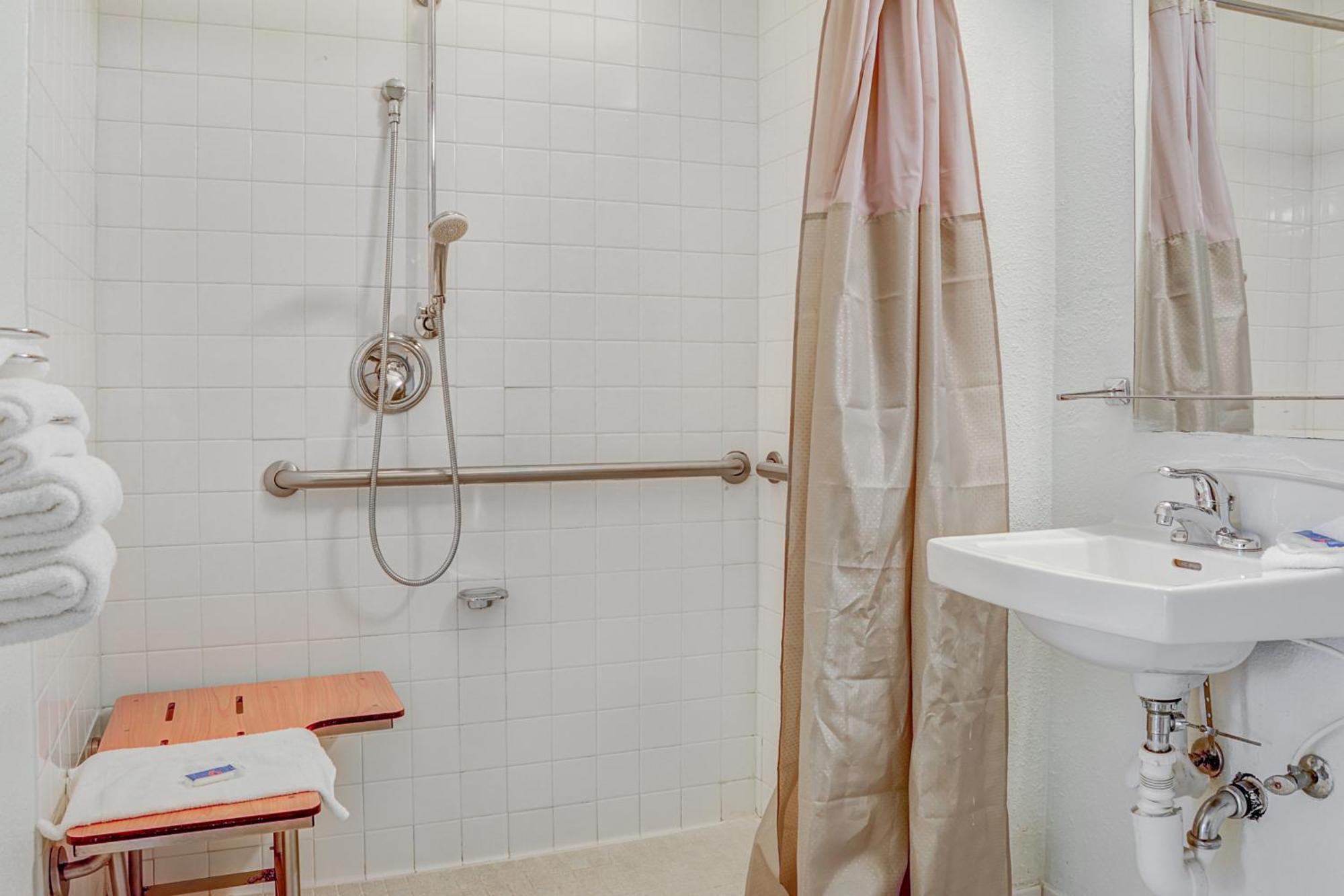 Queen Room Disability Access Roll Shower,1217257792:JPEG