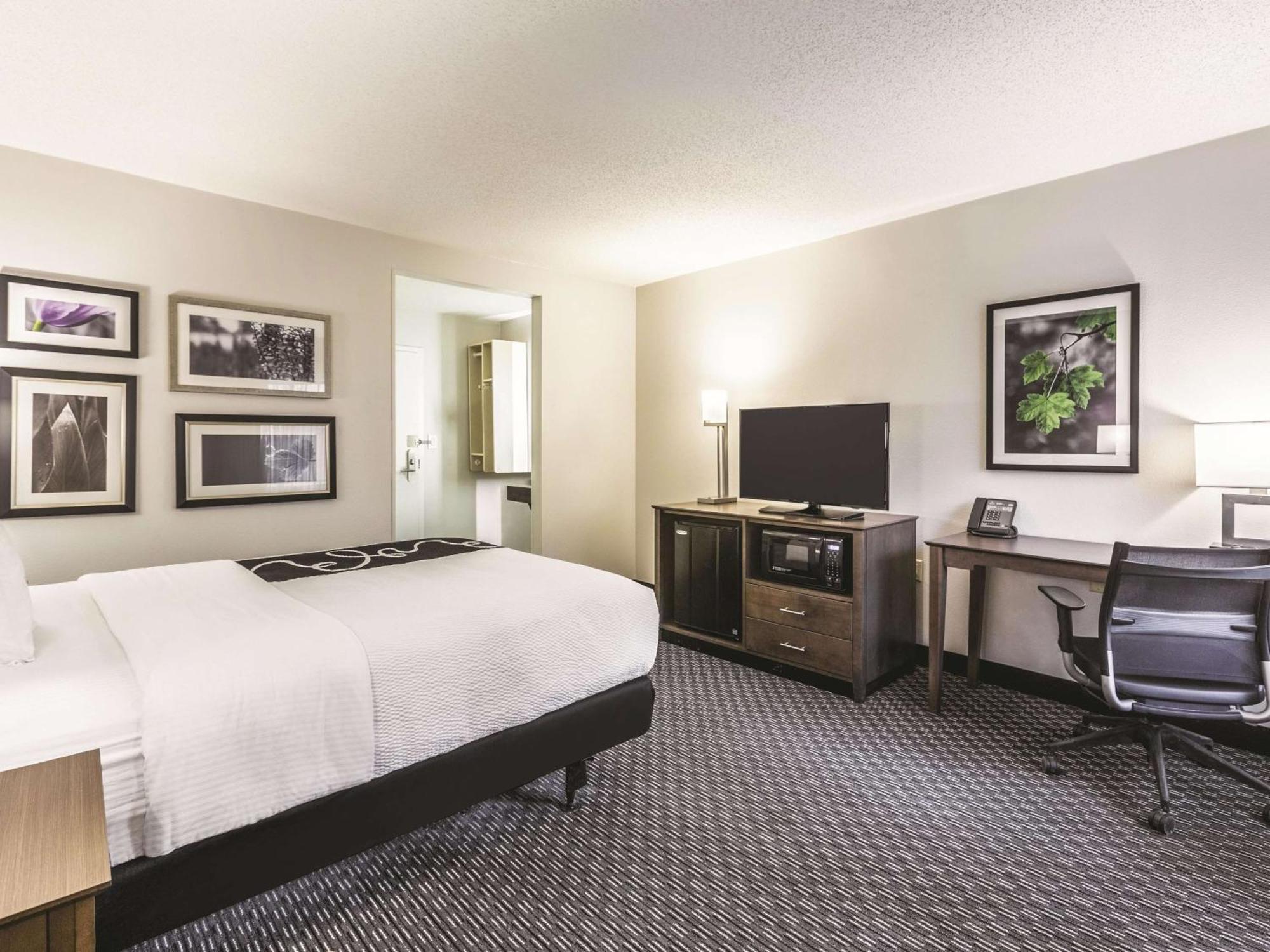 1 Full Bed Mobility or Hearing Accessible Room Bathtub w or Grab Bars Non-Smoking,1275286708:JPEG