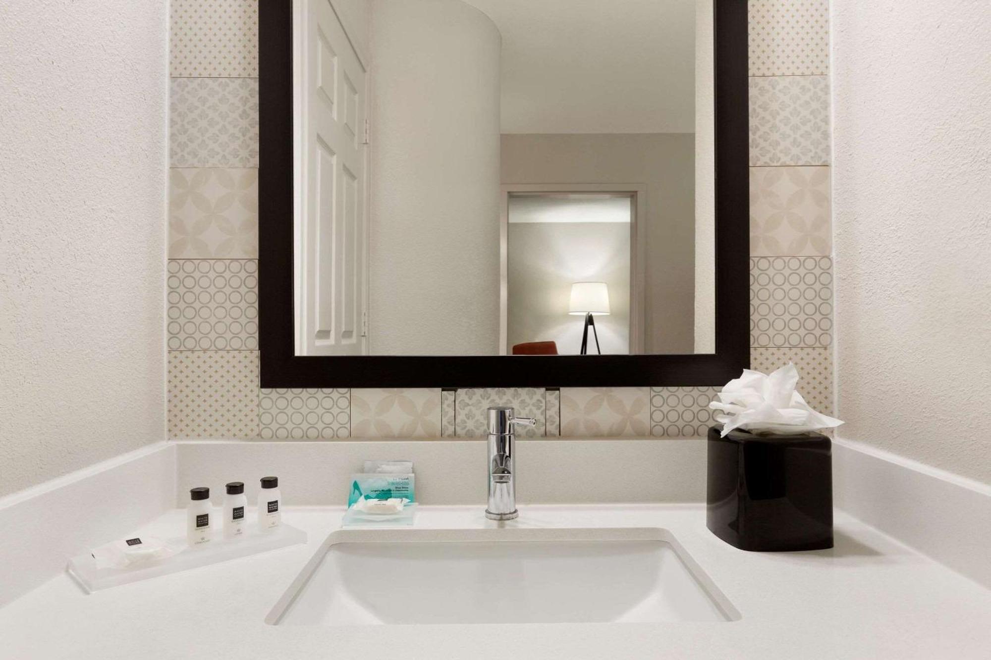 One-Bedroom King Suite,1275403537:JPEG
