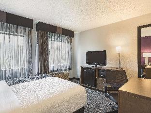 Standard Room 1 Queen Bed