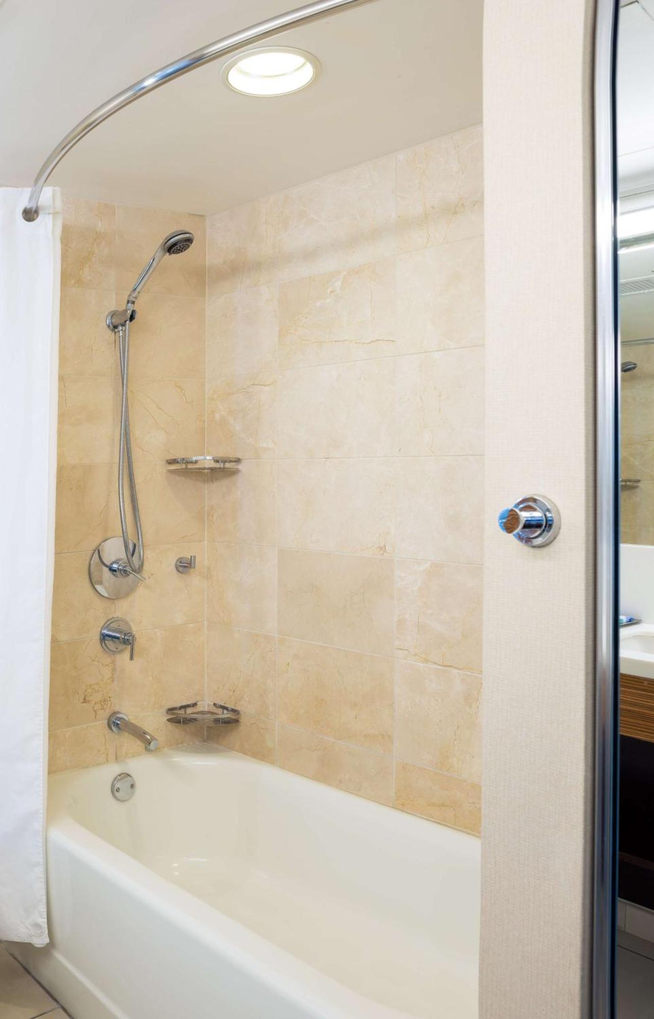 Kamar Queen dengan 2 Tempat Tidur Queen dan Pemandangan Kota