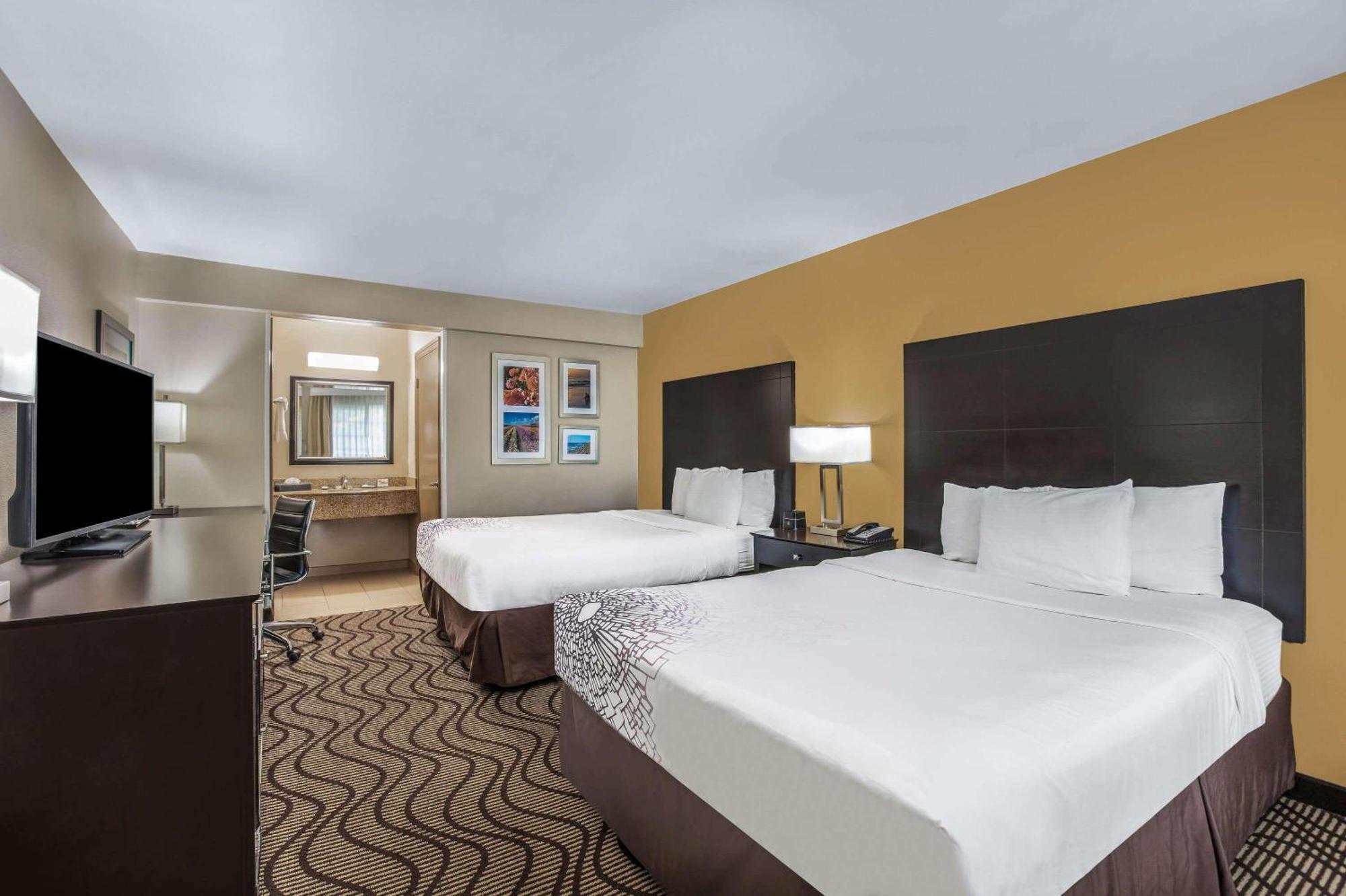 Deluxe Queen Room with Two Queen Beds