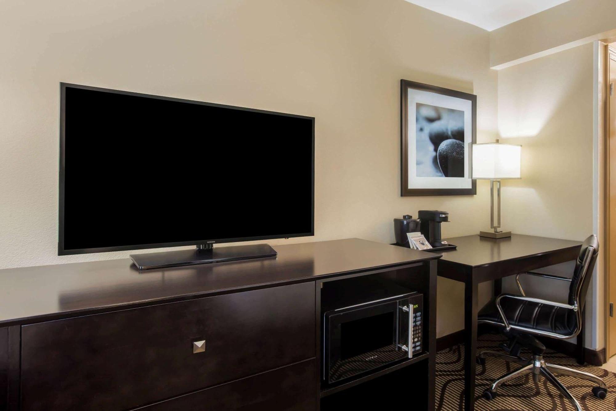One-Bedroom Family King Suite - Non-Smoking
