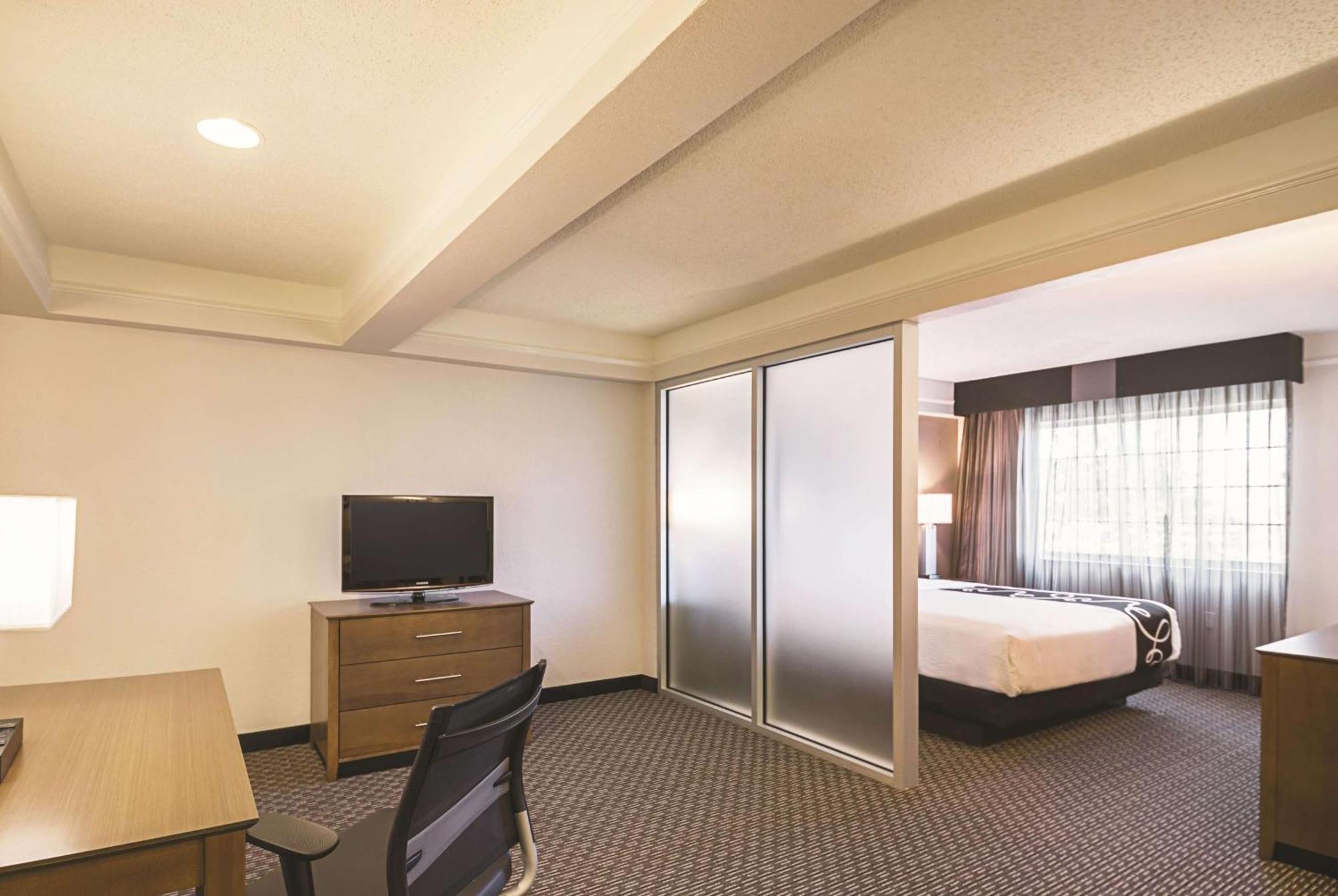 Deluxe King Suite,1275838018:JPEG