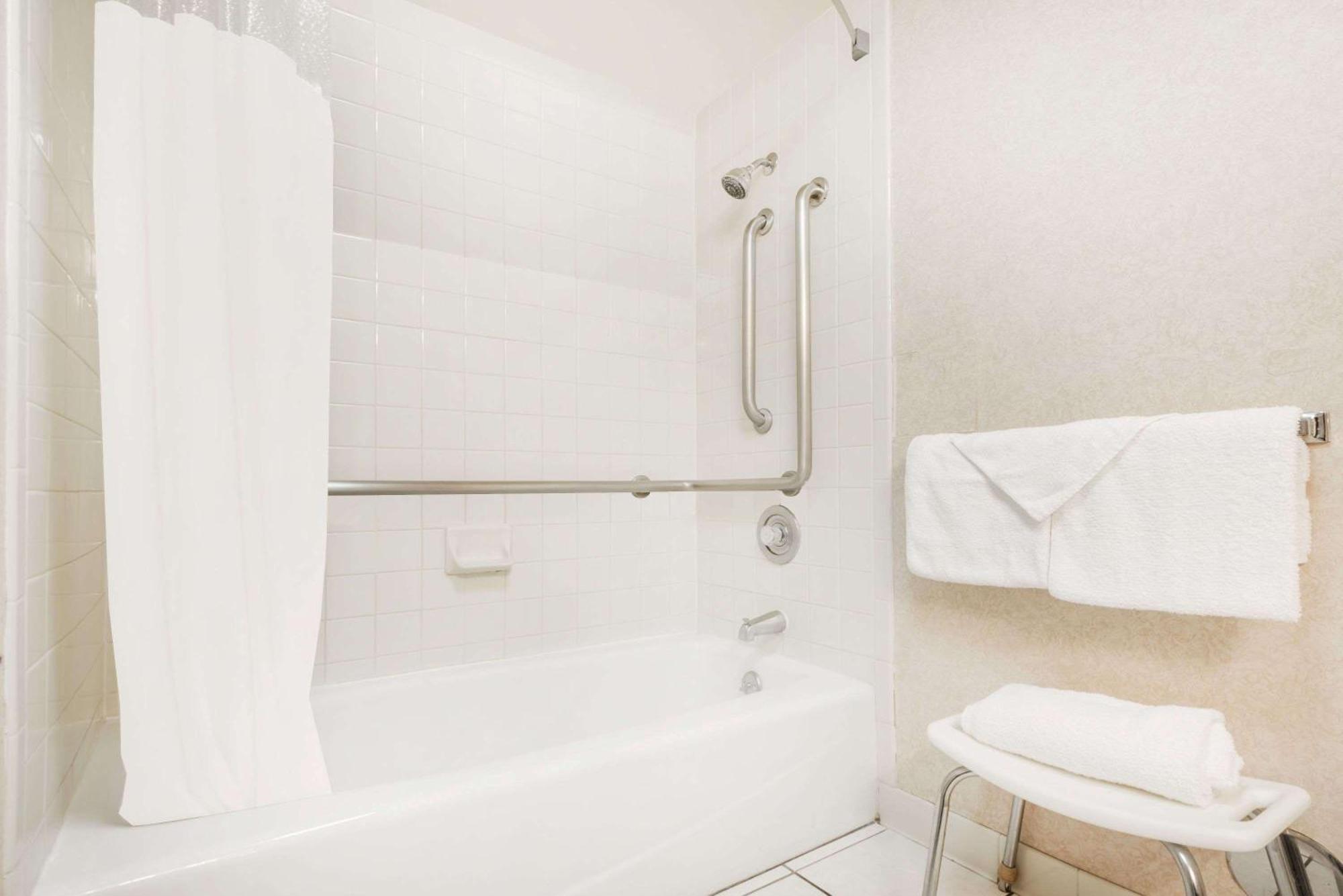 Queen Room Bath Tub Mobility Accessible or Non-Smoking,1742906790:JPEG
