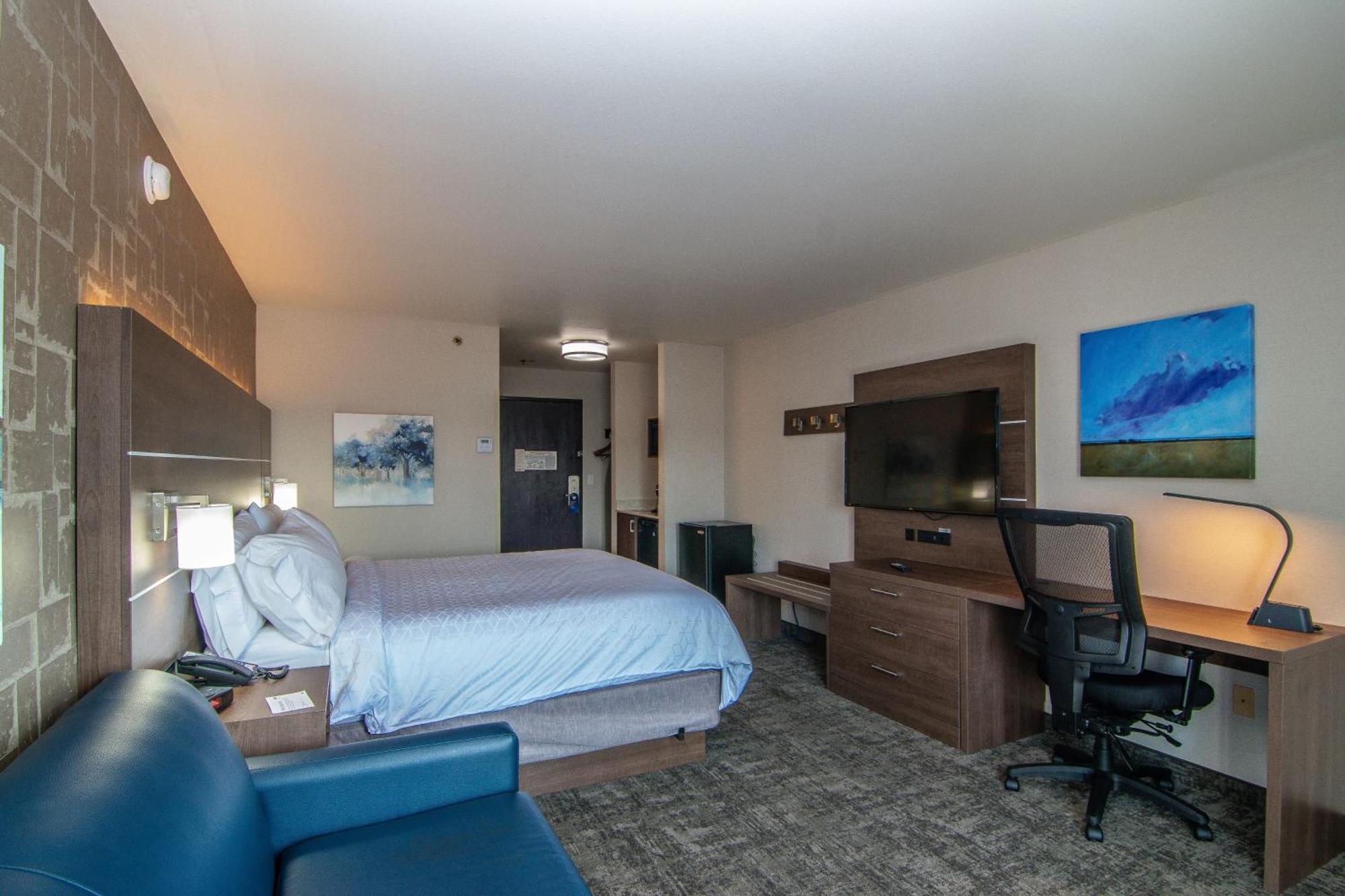 Standard King Room with Balcony and City View