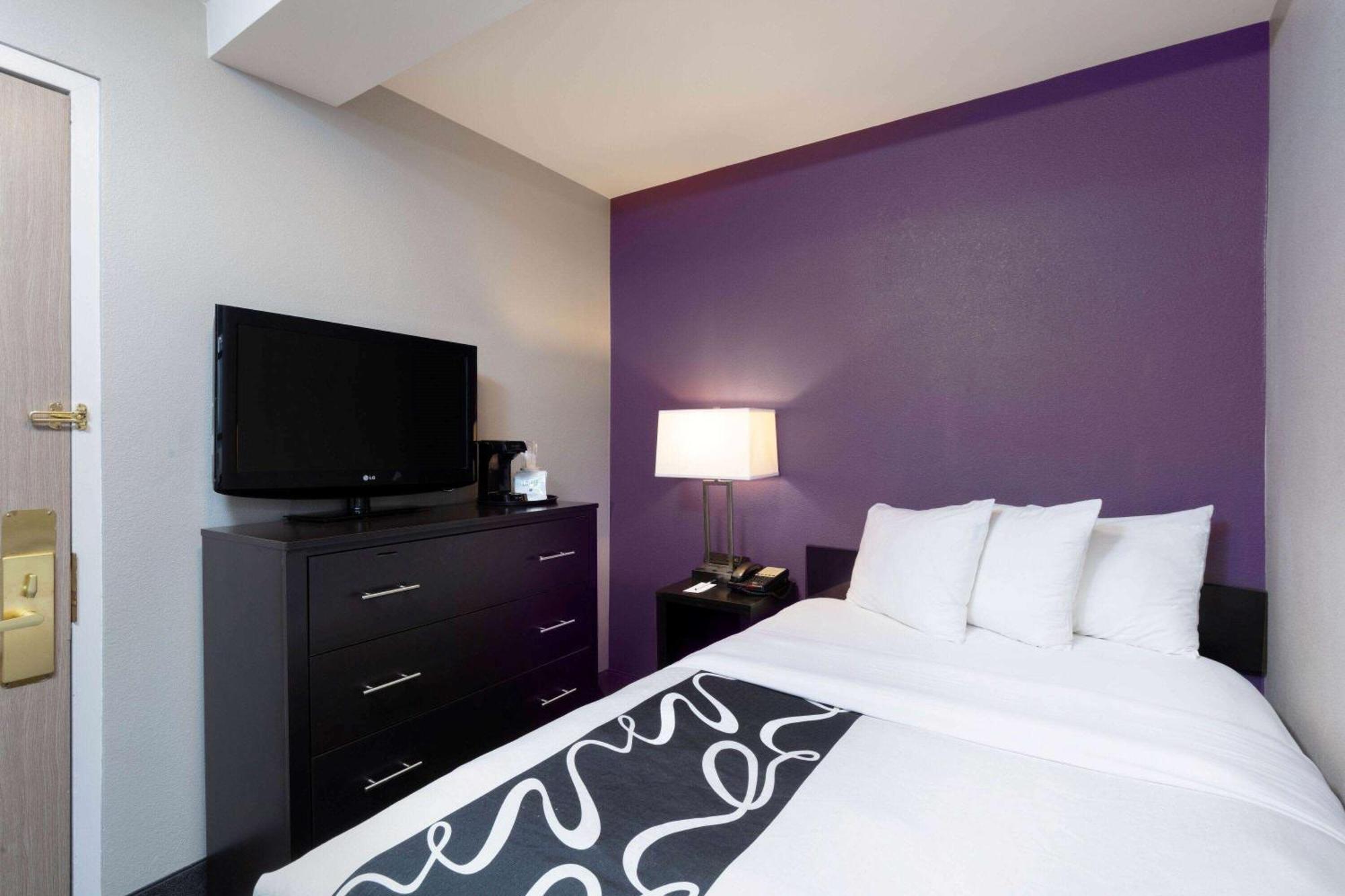 Deluxe Double Room Mobility or Hearing Accessible Non-Smoking,1211812381:JPEG
