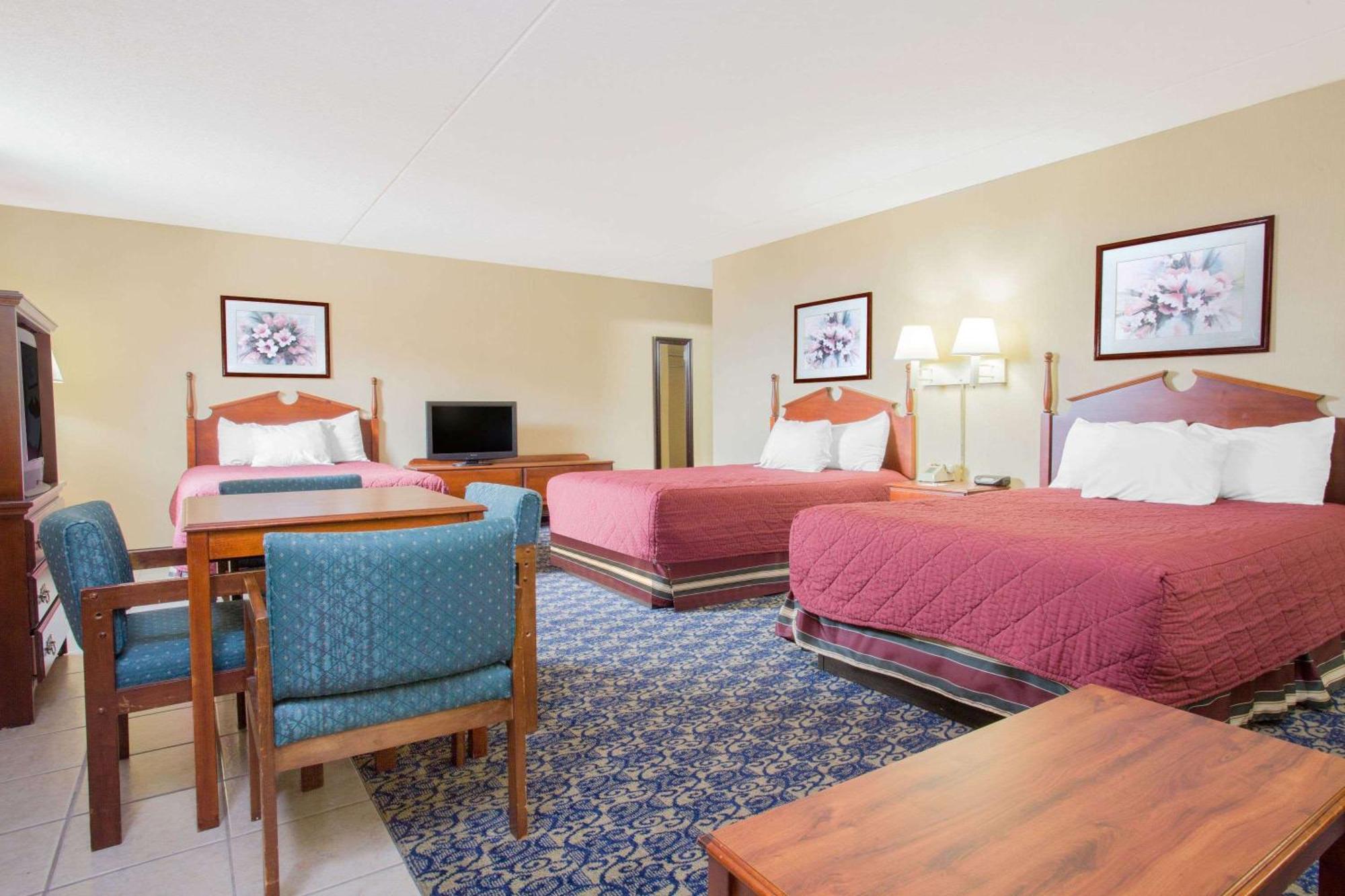 Studio Suite with Three Double Beds - Non-Smoking
