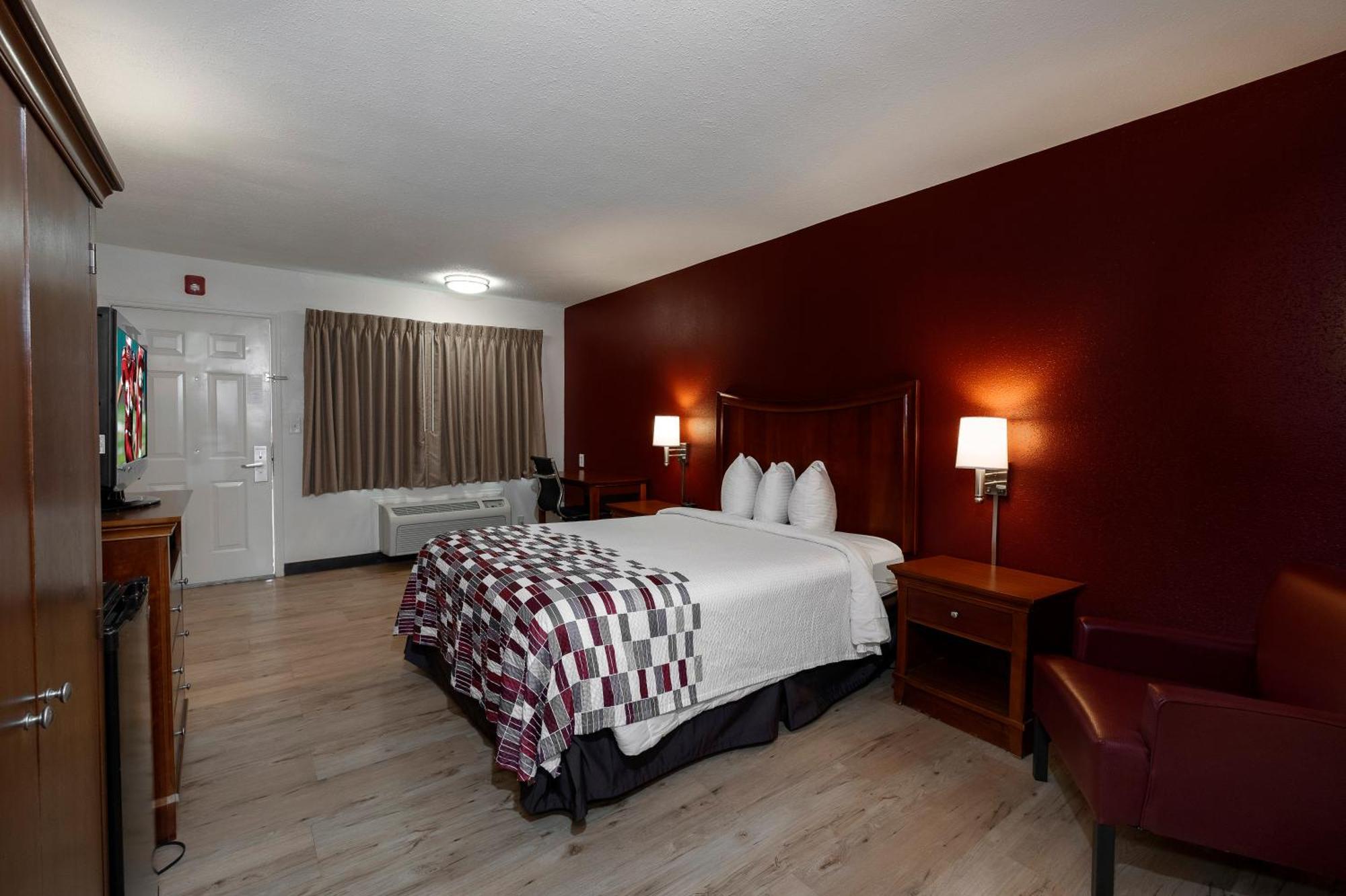 Deluxe Queen Room with Kitchenette Non-Smoking