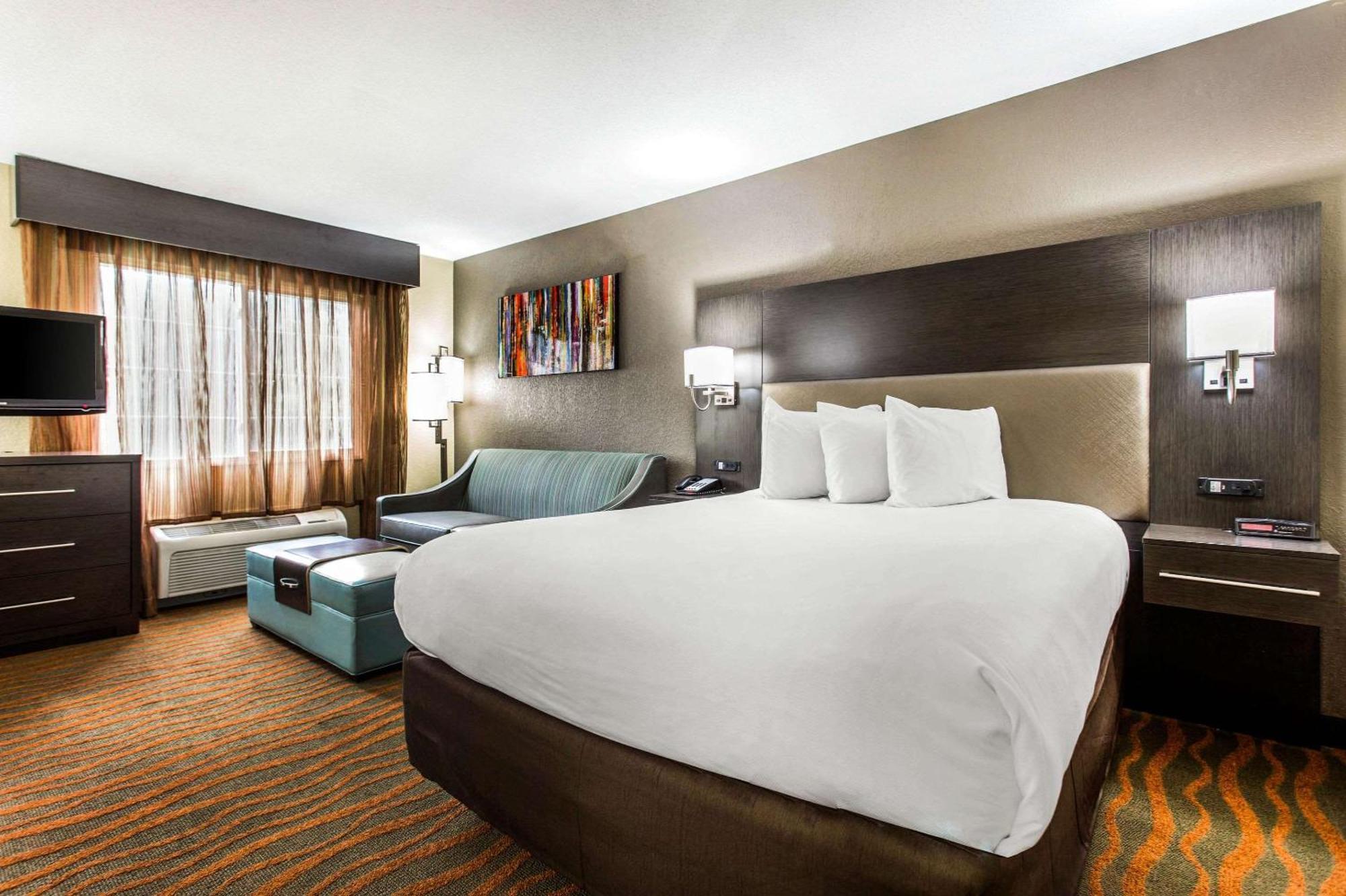 Queen Suite - Mobility/Hearing Accessible
