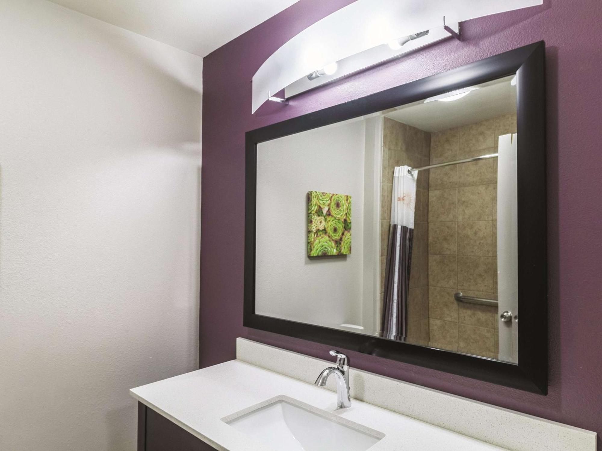 Deluxe Family King Suite Bathtub Grab Bars Mobility Accessible or Non-Smoking,1282158916:JPEG