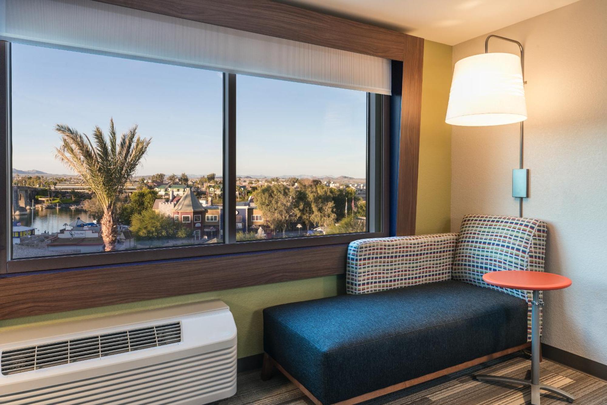 King Room with London Bridge View - Non-Smoking