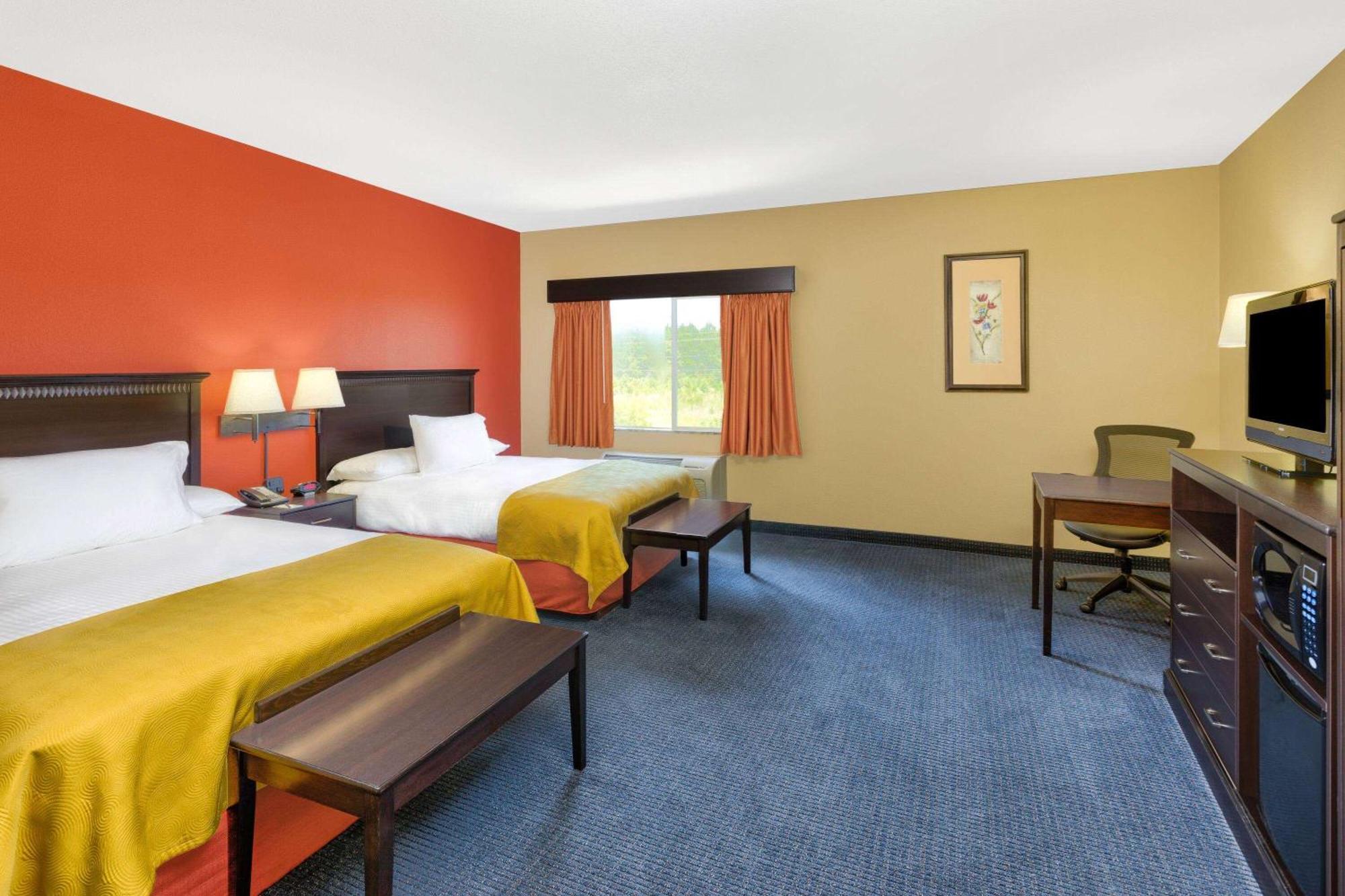 Deluxe Queen Room with Two Queen Beds - Non-Smoking