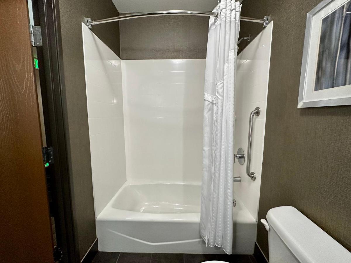 Standard Queen Room Two Queen Beds Bath or Shower,1598920937:JPEG