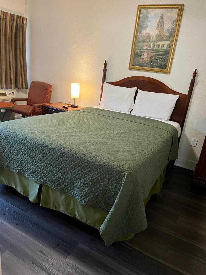 Queen Room,1320594763:JPEG