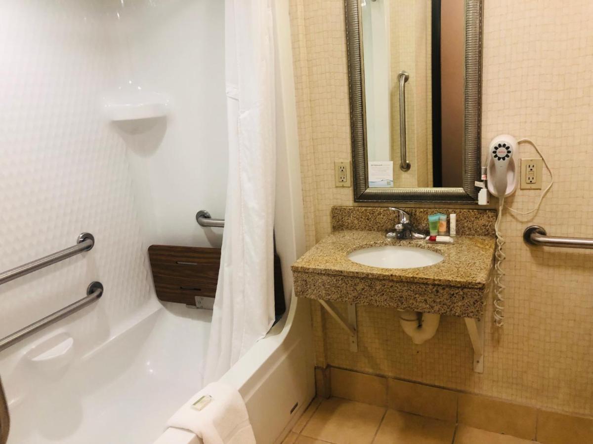 King Room Mobility Access Bathtub Grab Bars Non-Smoking,1709830524:JPEG