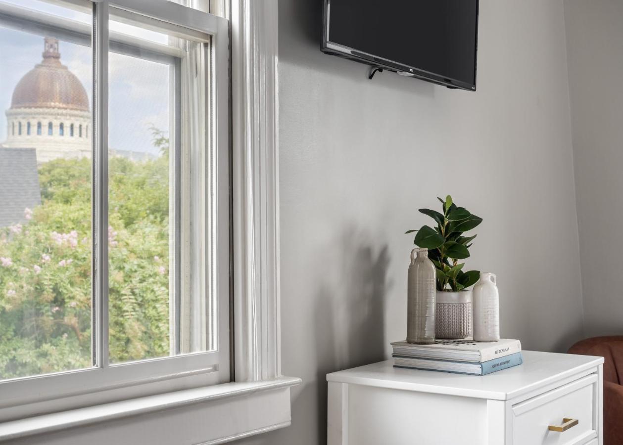 Quarto com Cama King-size e Vista do Jardim