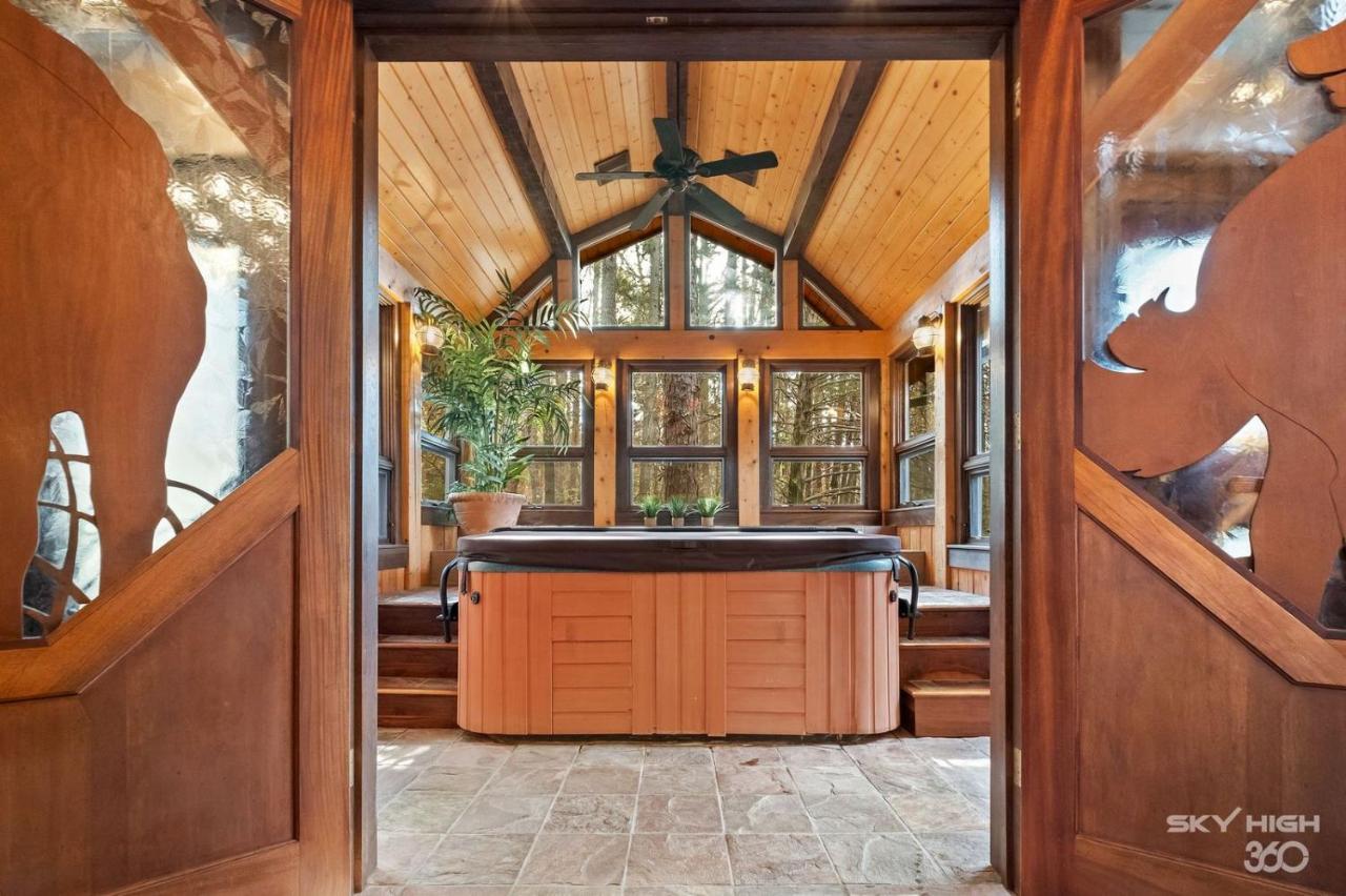 The Barn Two-Bedroom Cottage with Hot Tub – Forest View