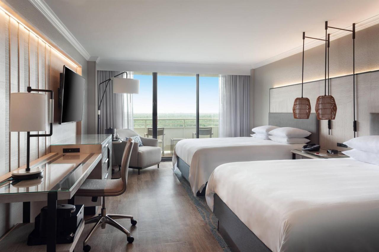 Renoviertes Zimmer mit 2 Queensize-Betten und Blick auf den River Falls Pool