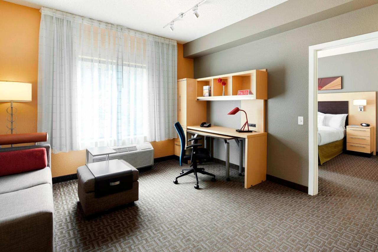 One-Bedroom Queen Suite Sofa Bed,1347439931:JPEG
