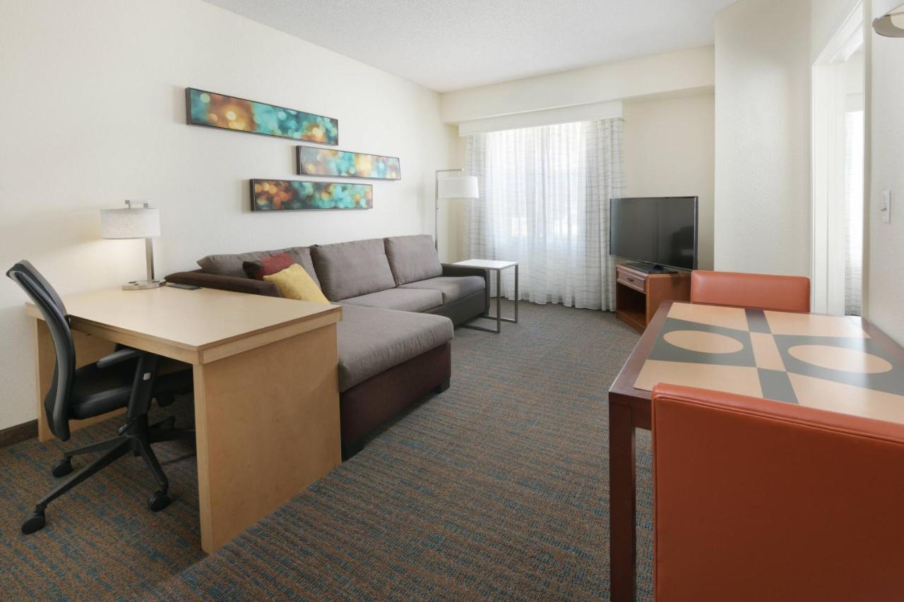 One-Bedroom Queen Suite Sofa Bed,1372642334:JPEG