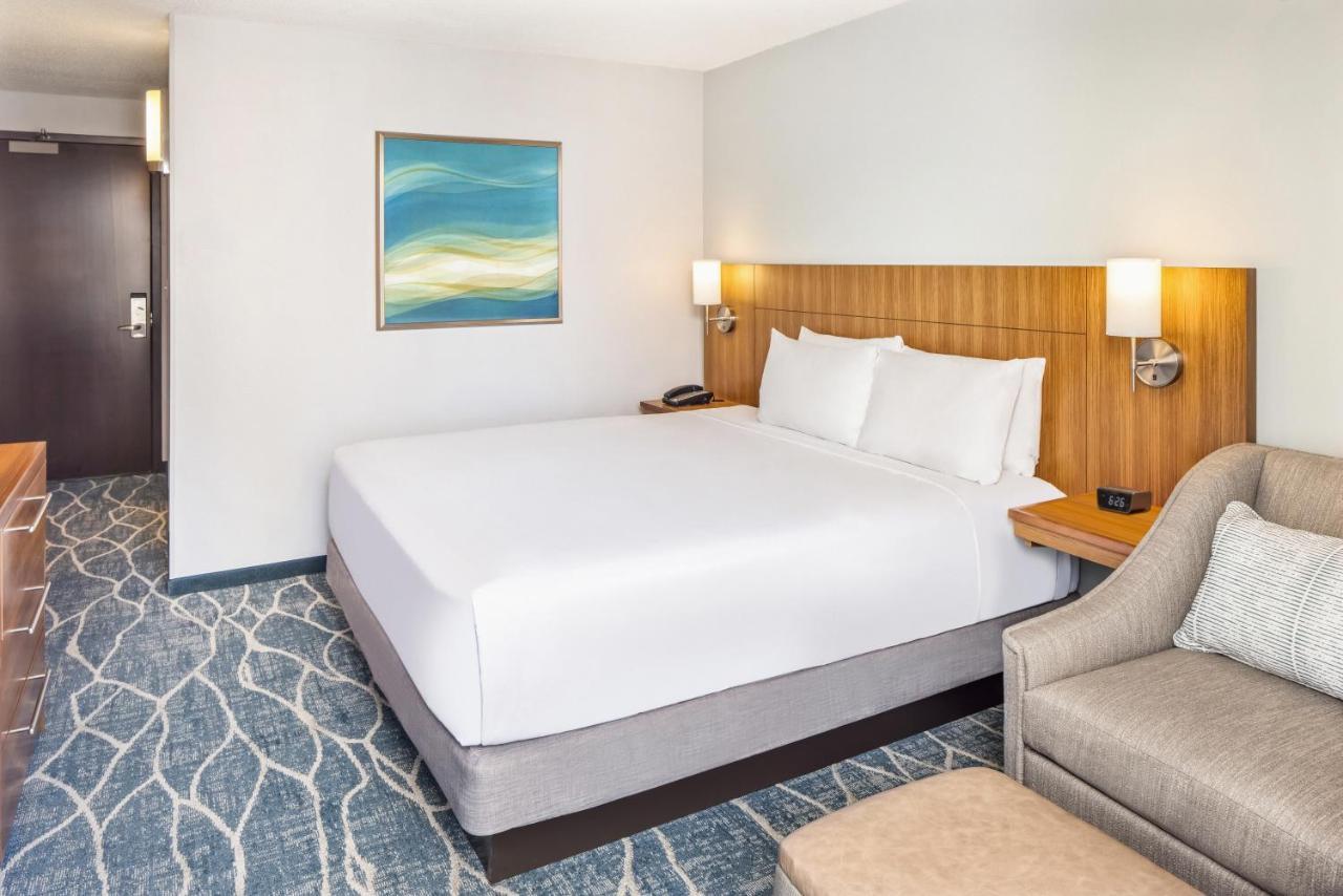 Habitación Doble con cama grande, sofá cama y vistas a la ciudad