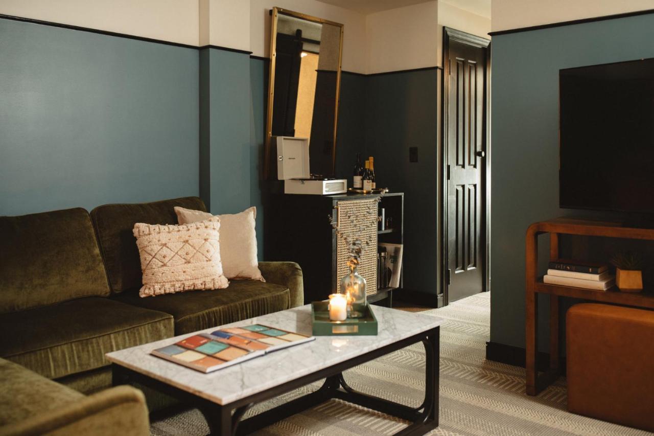 The Traveler's Suite,1705976734:JPEG