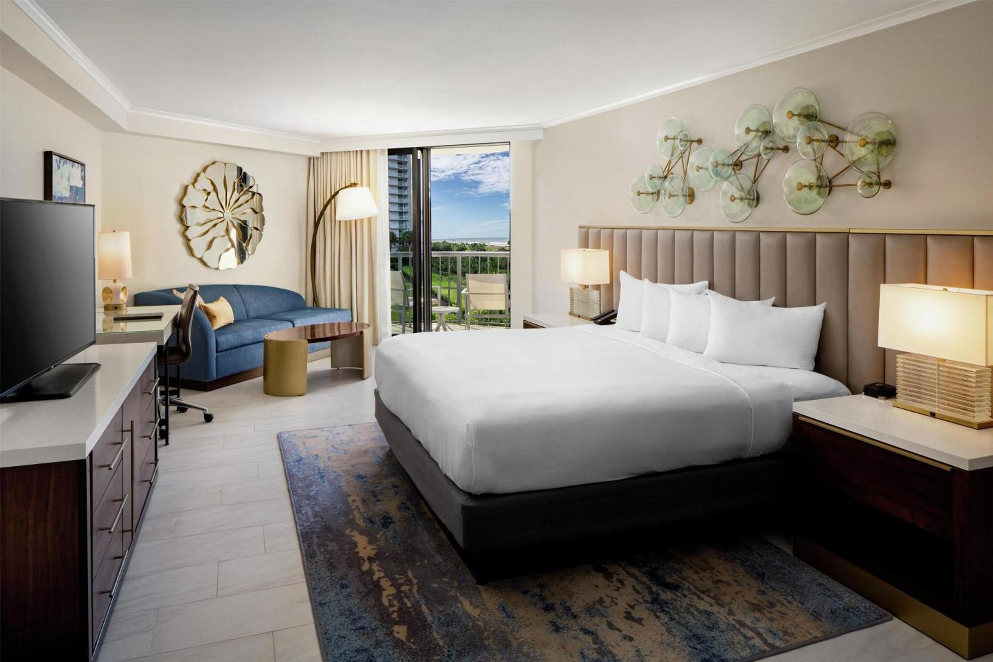 Zimmer mit Kingsize-Bett und Meerblick