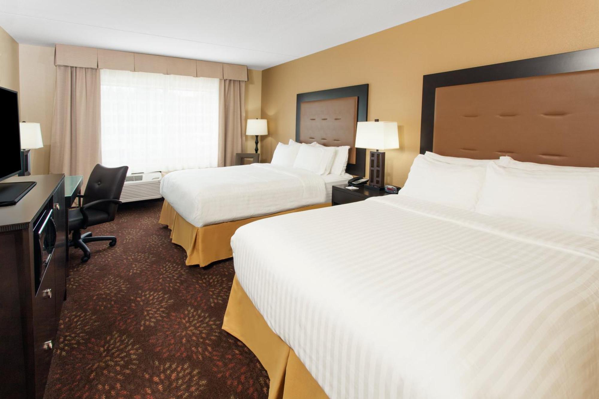 Queen Room Two Queen Beds Hearing Accessible Roll Shower Non-Smoking