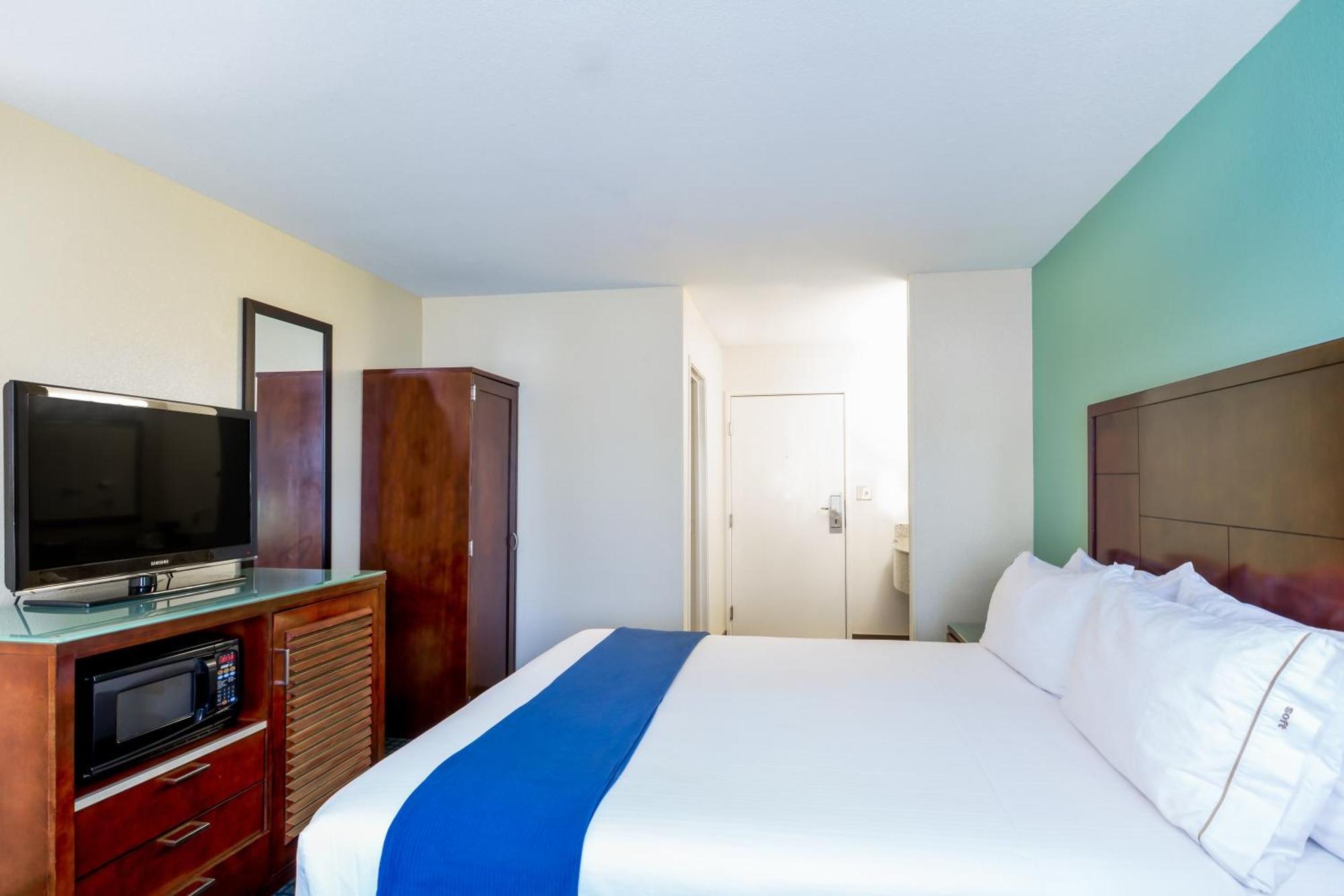 King Room Mobility Access or Roll Shower Non-Smoking,1438490443:JPEG