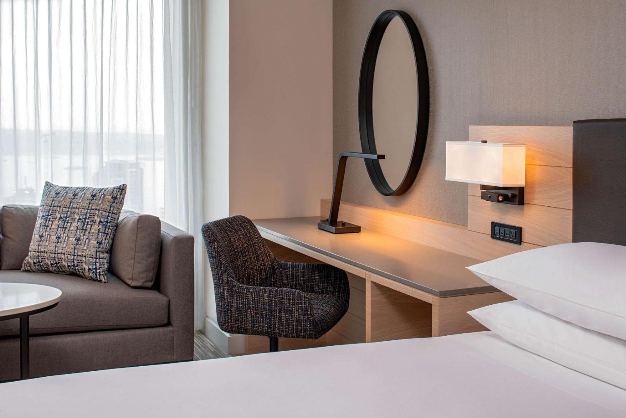Habitación con cama extragrande.