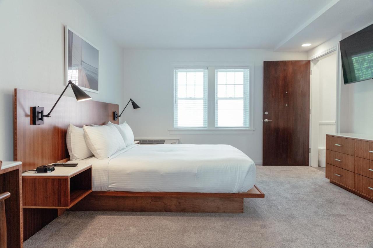 Standard Queen Room