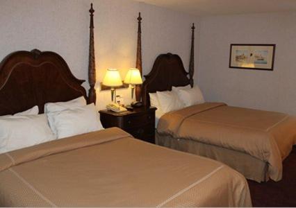 Queen Room with Two Queen Beds - Lake View