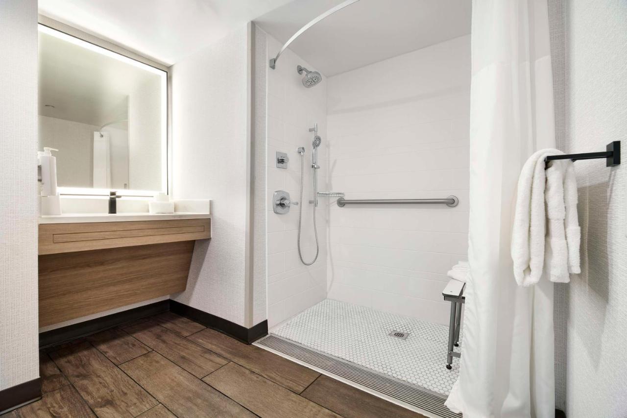 King Room Roll Shower Mobility Accessible,1498589635:JPEG
