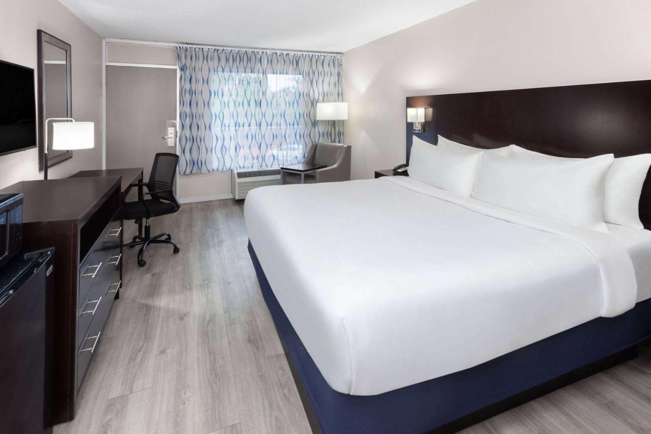 Quarto King com Vista Piscina - Não Fumador